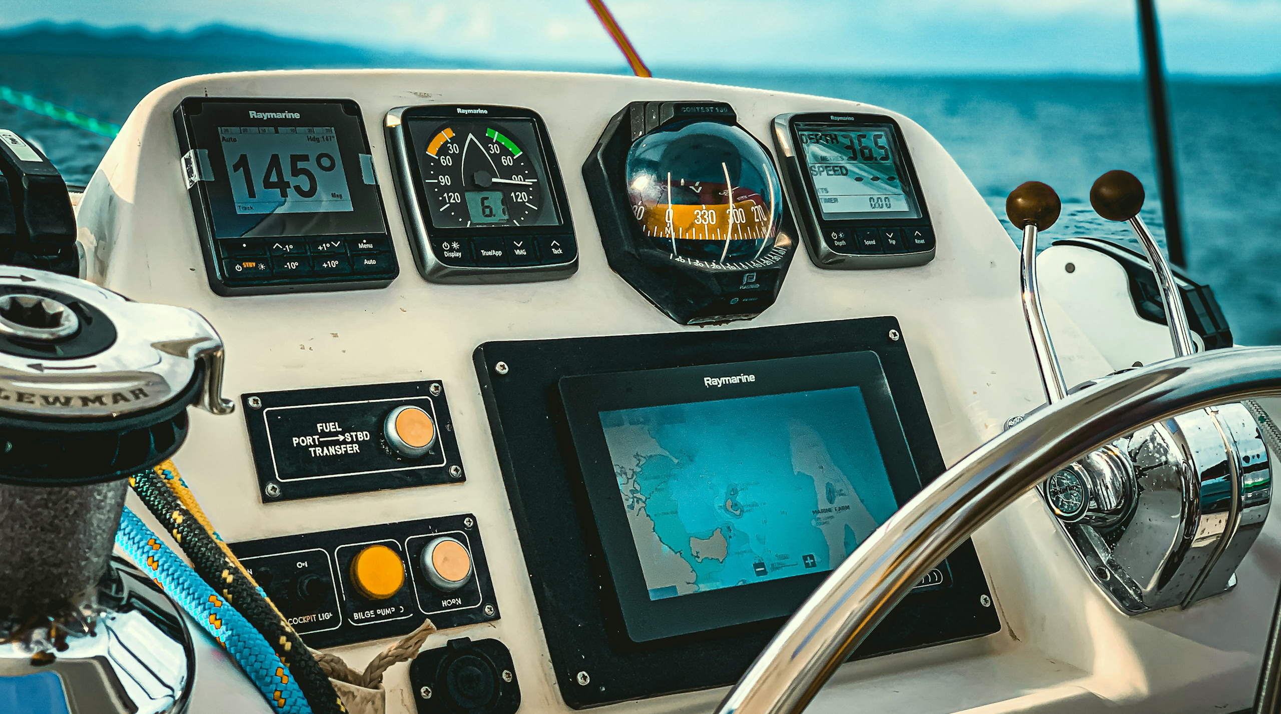 Sailing boat navigation instruments